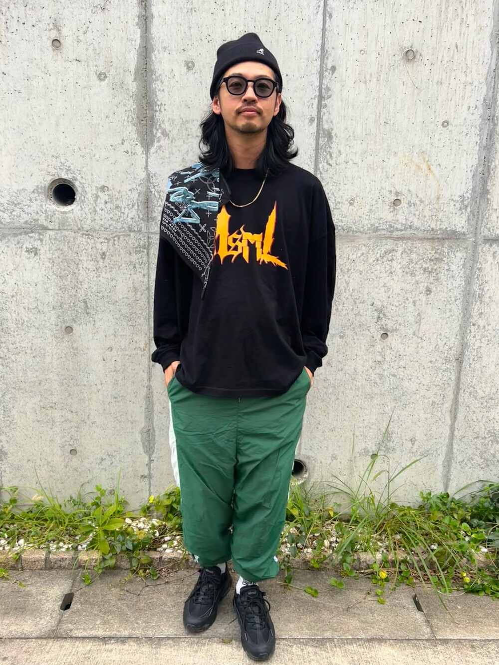 「秋コーデ、今日のコーデ、シャカパン、ニット帽、バンダナ、ラクチンコーデ、ロンT、黒、着回しコーデ、ハロウィン」｜「SubcietyのNYLON PANTS（その他パンツ、グリーン系）」を使った、Rainyさん（メンズ・174cm）の秋コーディネートの4枚目の写真