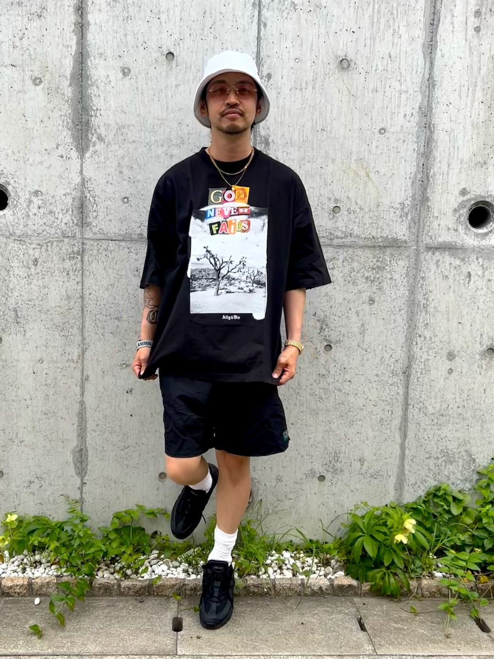 ブラック系のTシャツ/カットソー、ブラック系のその他パンツ、ブラック系のスニーカーを着用したメンズの春コーディネートの2枚目の写真