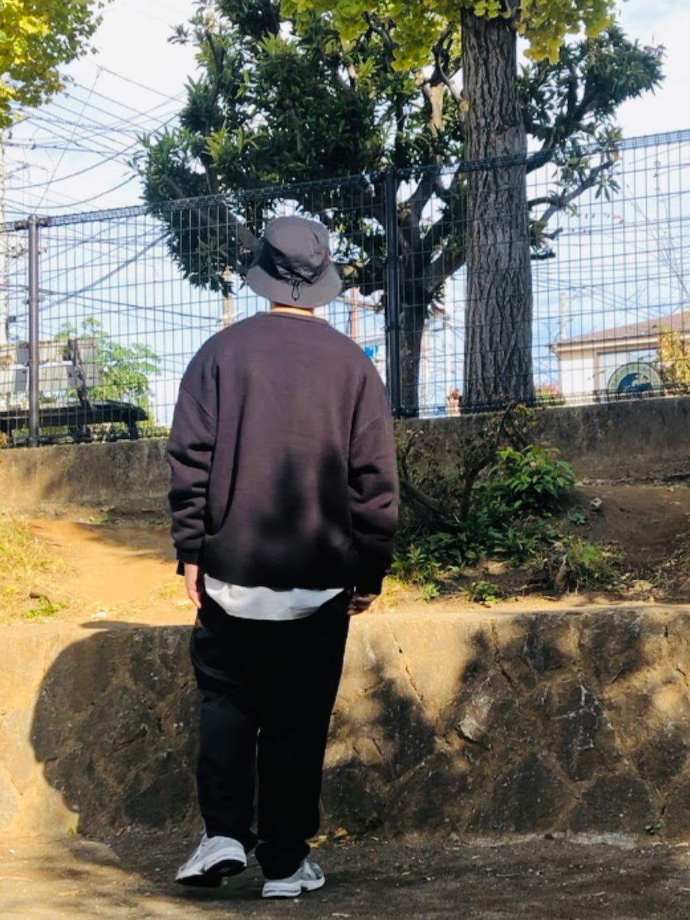 グレー系のTシャツ/カットソー、ブラック系のカーディガン/ボレロ、ブラック系のその他パンツを着用したメンズの秋コーディネートの3枚目の写真