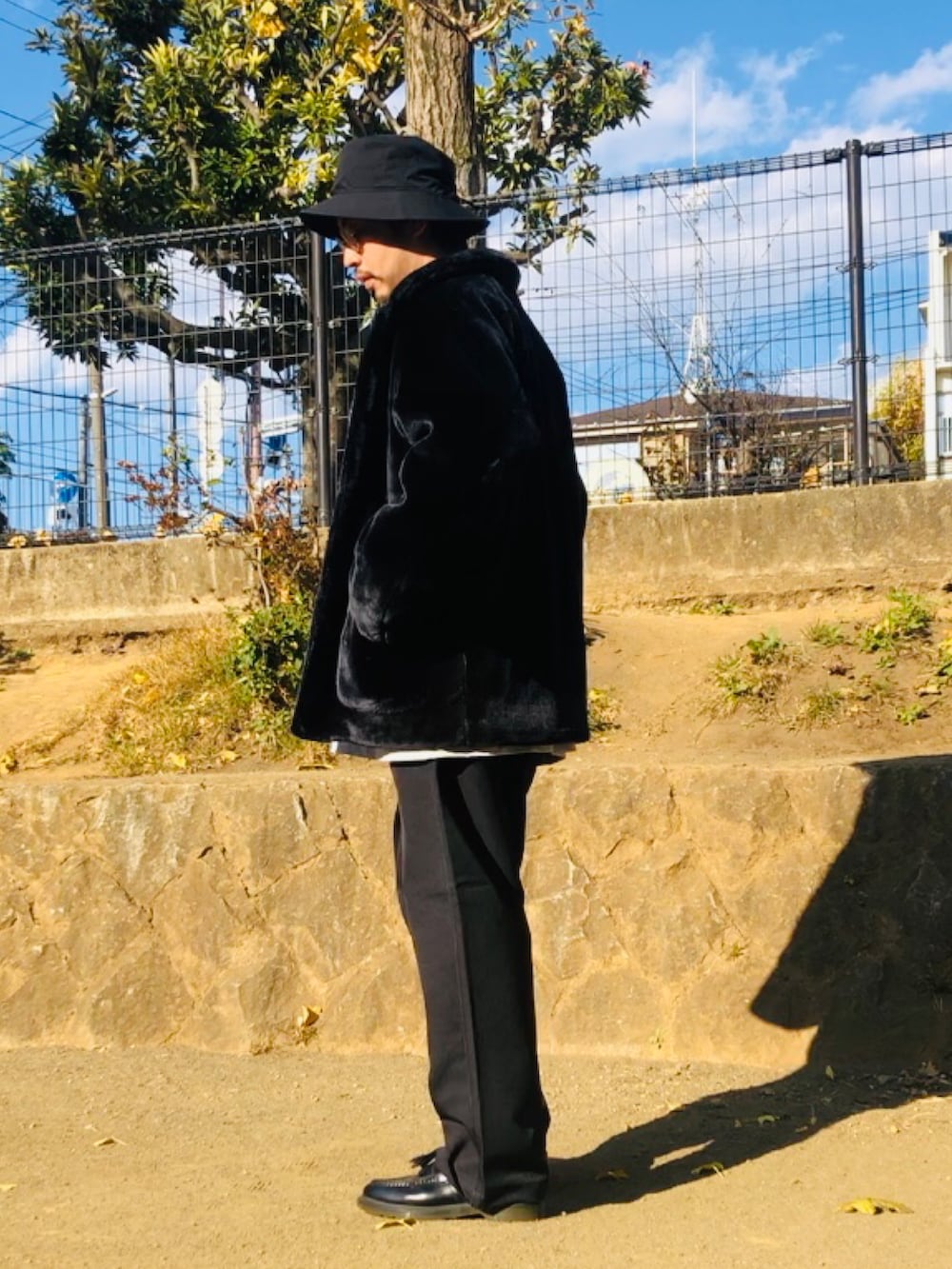 ブラック系のブルゾン、ブラック系のTシャツ/カットソー、ブラック系のその他パンツを着用したメンズの冬コーディネートの2枚目の写真