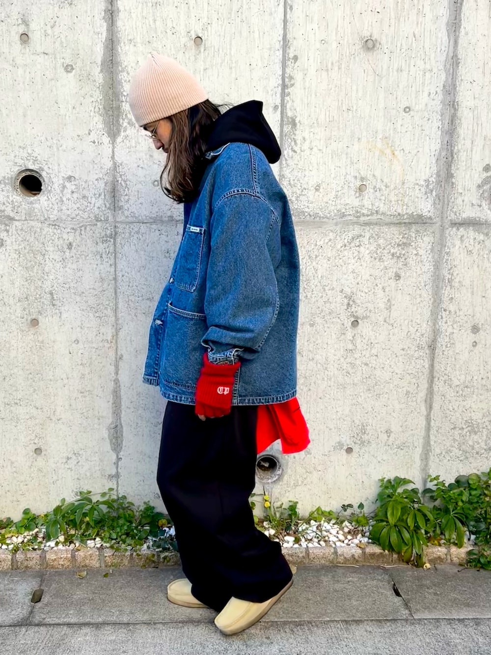 ベージュ系のブーツ、ブラック系のスウェットパンツ、ブルー系のカバーオールを着用したメンズの秋コーディネートの2枚目の写真