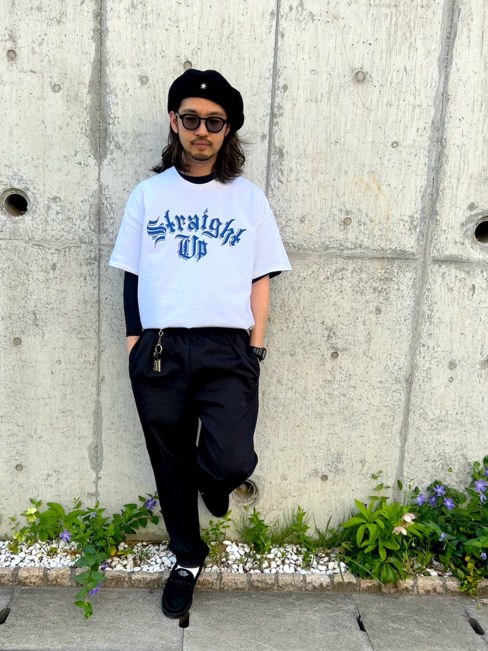 ブラック系のジャケット/アウター、ブラック系のその他パンツ、ブラック系のローファーを着用したメンズの春コーディネートの2枚目の写真