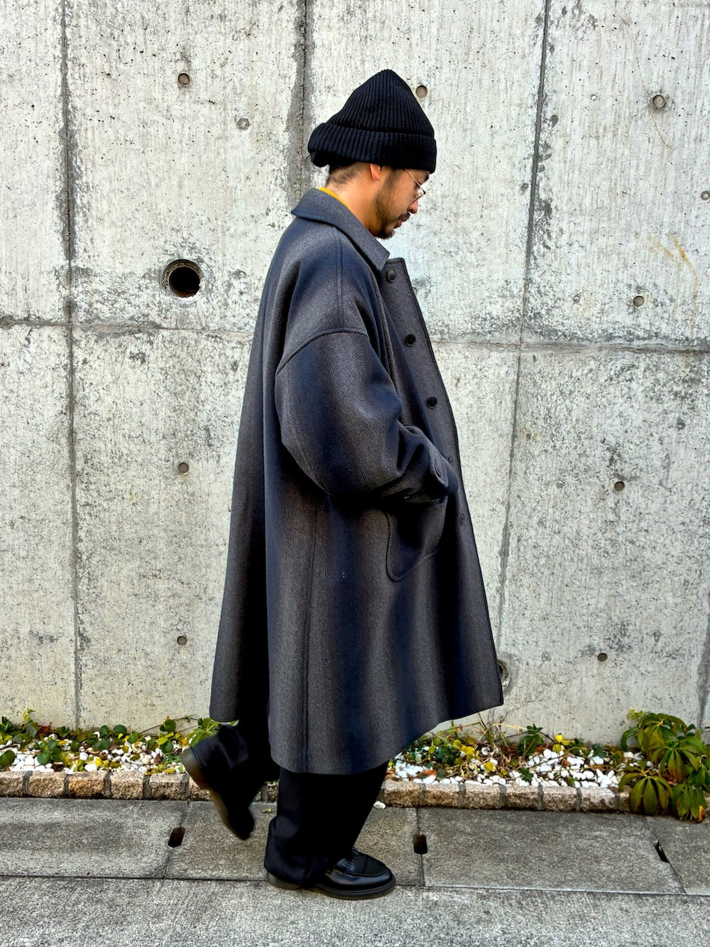 ブラック系のローファー、その他のチェスターコート、ブラック系のニットキャップ/ビーニーを着用したメンズの冬コーディネートの3枚目の写真
