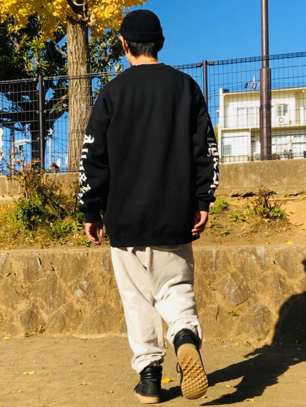 ブラック系のスウェット、グレー系のスウェットパンツ、ブラック系のブーツを着用したメンズの冬コーディネートの3枚目の写真