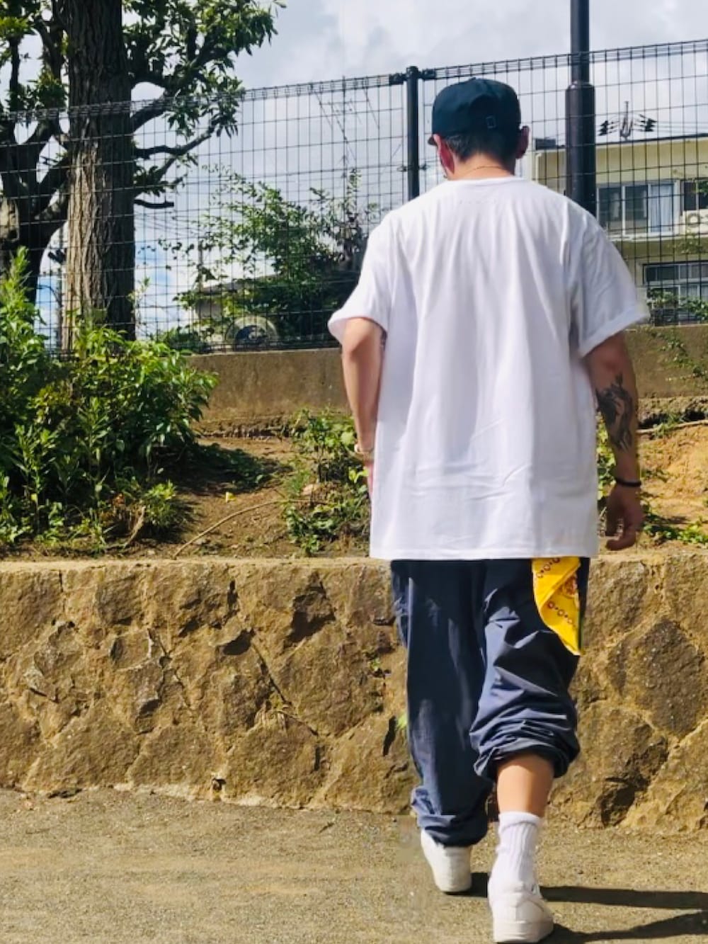 ホワイト系のTシャツ/カットソー、ブルー系のその他パンツ、ゴールド系のネックレスを着用したメンズの夏コーディネートの3枚目の写真