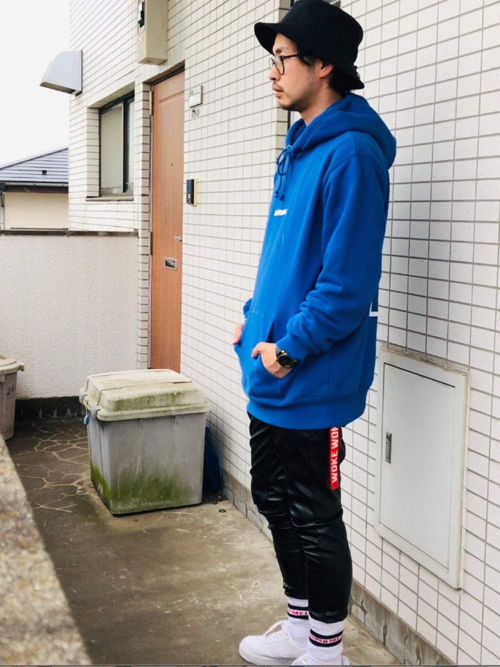 「カジュアル、レザーパンツ、スキニー、ソックスイン、パーカー、バケットハット、TheBONEZ、atmos、NIKE、ブルー」｜「atmosのアイテム（パーカー、ブルー系）」を使った、Rainyさん（メンズ・174cm）の春コーディネートの2枚目の写真