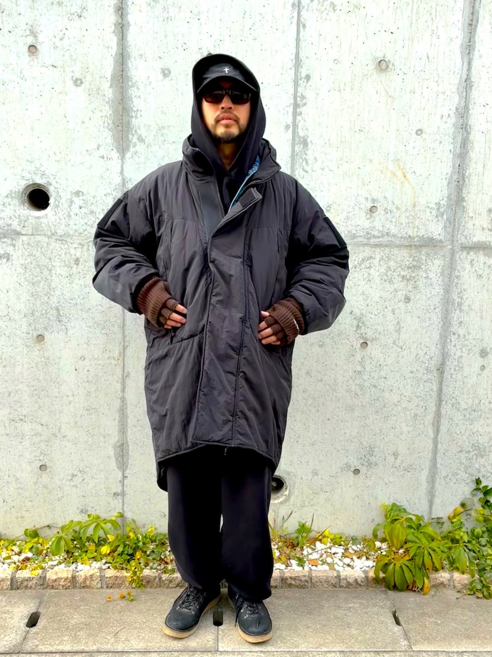 ブラック系のローファー、その他のチェスターコート、ブラック系のニットキャップ/ビーニーを着用したメンズの冬コーディネートの2枚目の写真