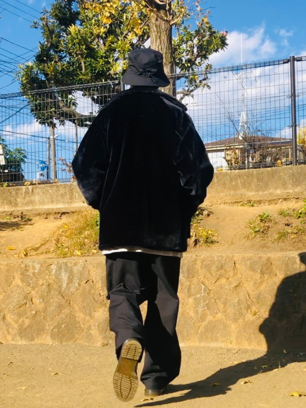 ブラック系のブルゾン、ブラック系のTシャツ/カットソー、ブラック系のその他パンツを着用したメンズの冬コーディネートの3枚目の写真