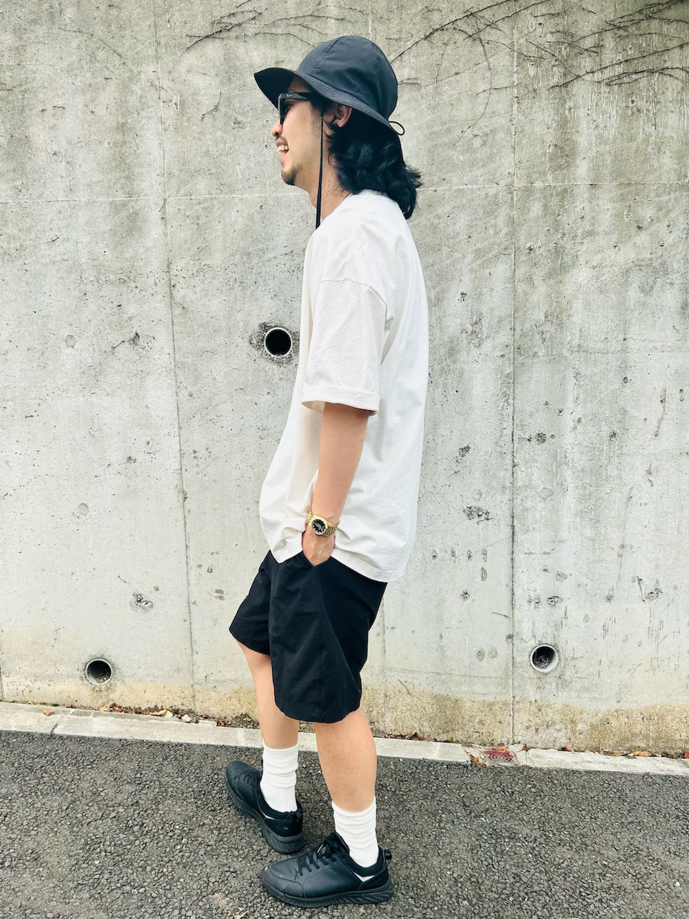 ホワイト系のTシャツ/カットソー、ブラック系のその他パンツ、ホワイト系のソックス/靴下を着用したメンズの夏コーディネートの3枚目の写真