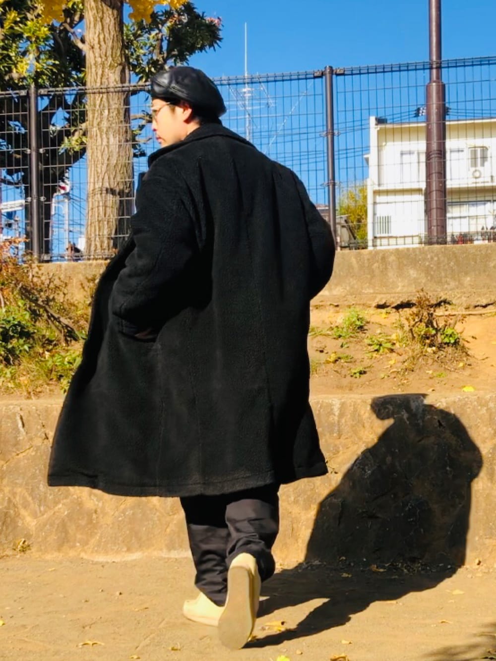 ブラック系のその他パンツ、ベージュ系のブーツ、ブラック系のその他アウターを着用したメンズの冬コーディネートの2枚目の写真