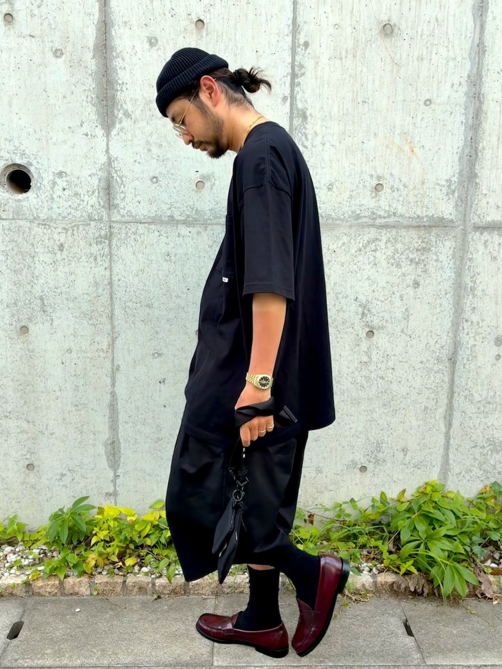 ブラック系のその他パンツ、ブラック系のTシャツ/カットソー、ブラック系のショルダーバッグを着用したメンズの夏コーディネートの3枚目の写真