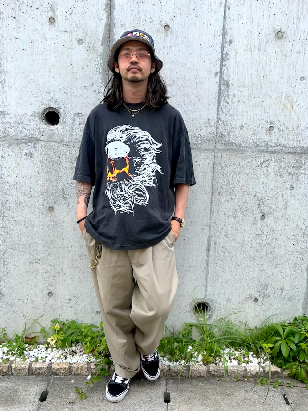 「古着MIX、夏コーデ、ストリート、バケットハット、黒Tシャツ、チノパン、夏ファッション、ラクチンコーデ、VANS、フェード」｜「STUSSYのアイテム（ハット、ブルー系）」を使った、Rainyさん（メンズ・174cm）の夏コーディネートの2枚目の写真