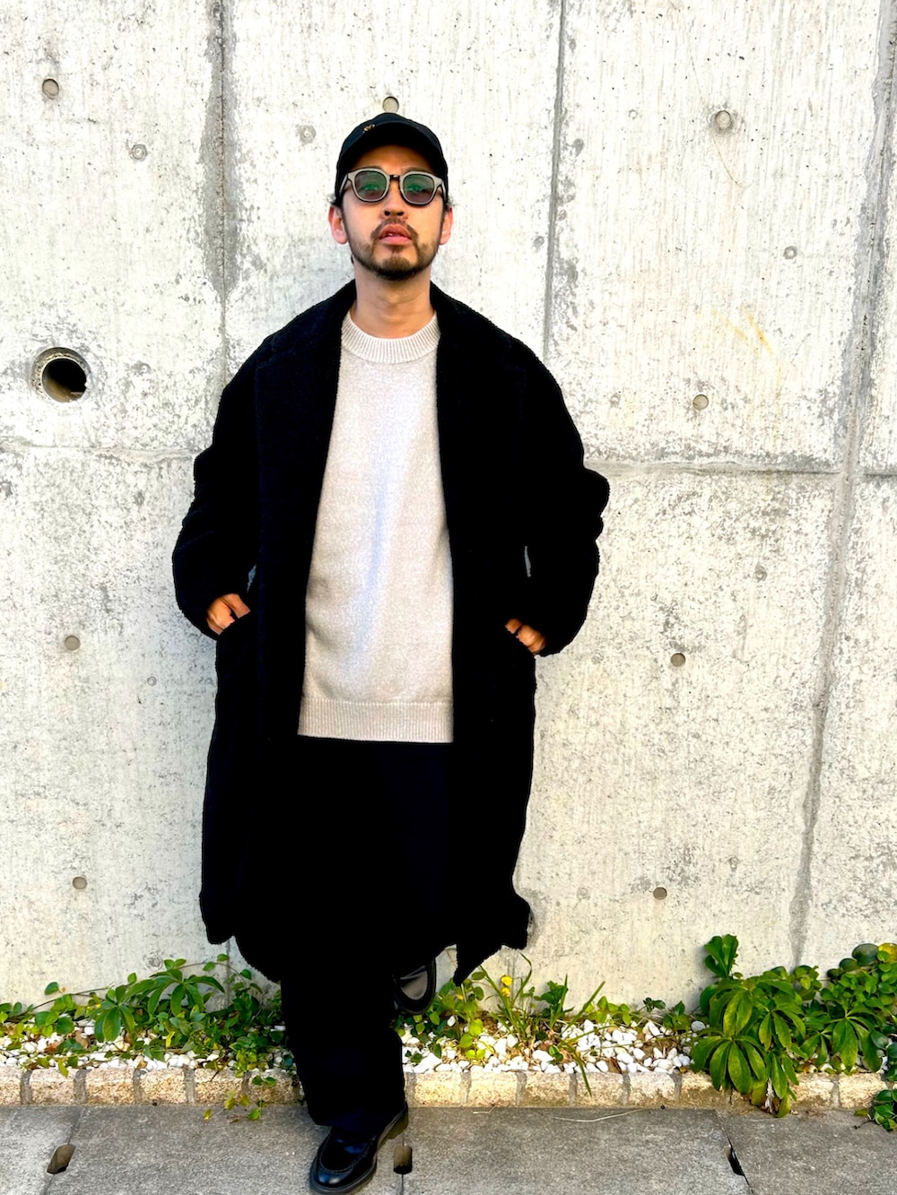 ブラック系のローファー、その他のチェスターコート、ブラック系のニットキャップ/ビーニーを着用したメンズの冬コーディネートの3枚目の写真