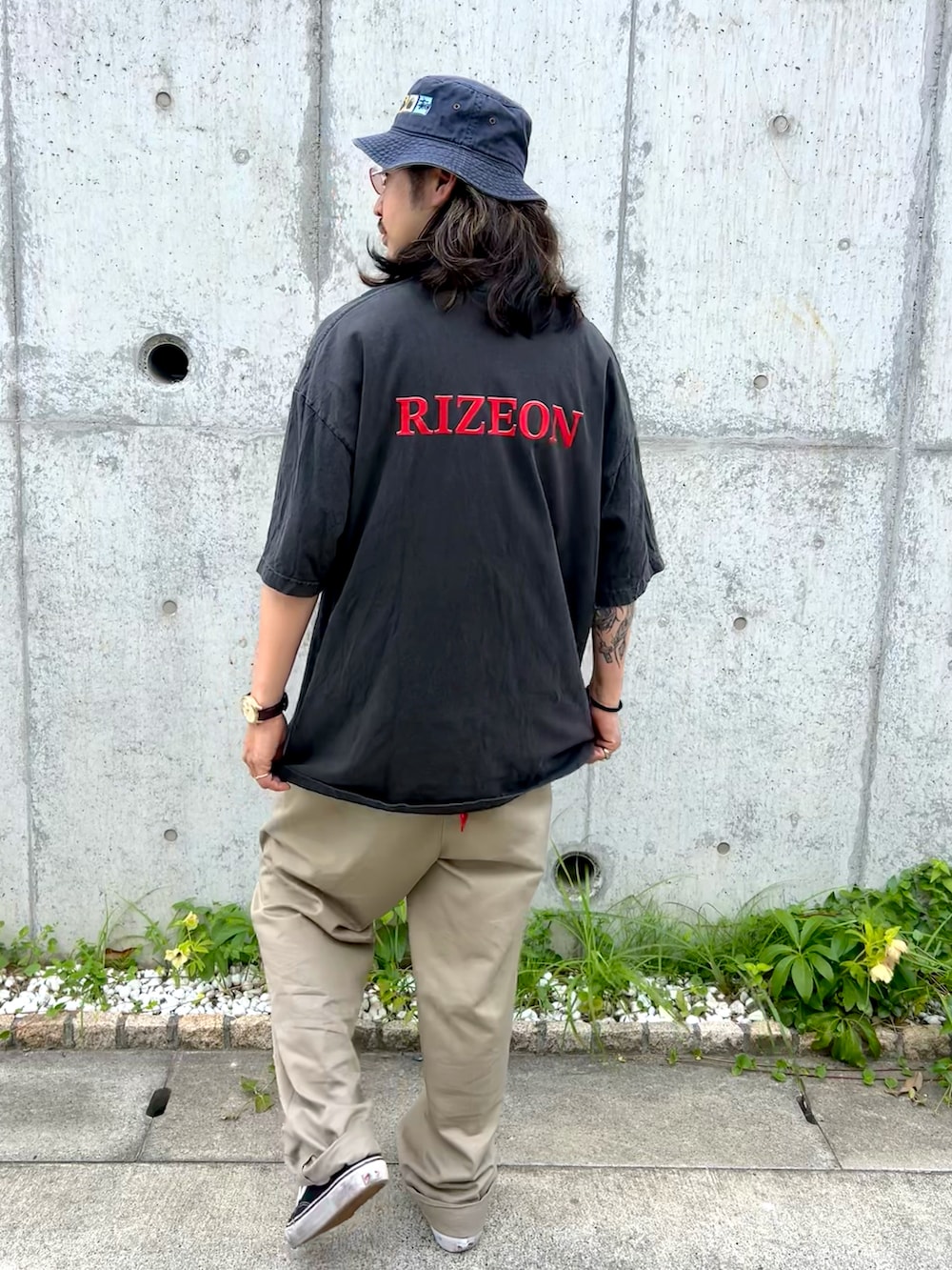 「古着MIX、夏コーデ、ストリート、バケットハット、黒Tシャツ、チノパン、夏ファッション、ラクチンコーデ、VANS、フェード」｜「STUSSYのアイテム（ハット、ブルー系）」を使った、Rainyさん（メンズ・174cm）の夏コーディネートの3枚目の写真