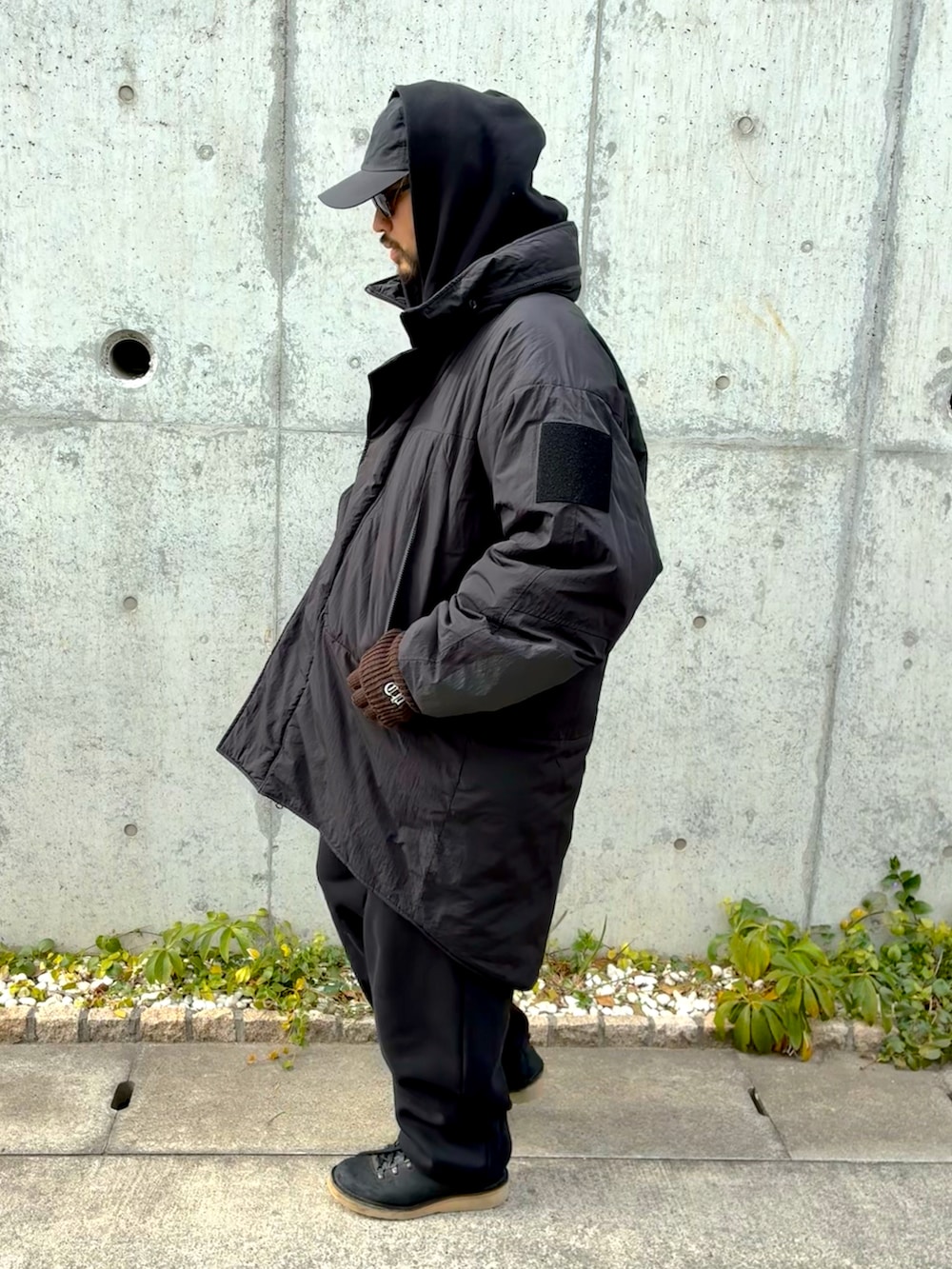 ブルー系のデニムジャケット、ブラック系のスウェットパンツ、ブラック系のブーツを着用したメンズの冬コーディネートの3枚目の写真