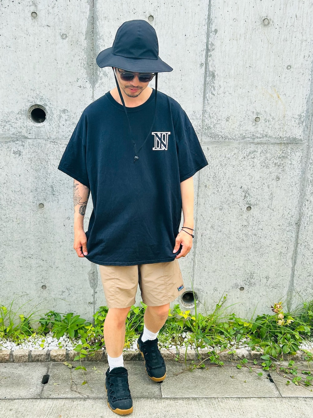 「サファリハット、夏コーデ、梅雨のハーフパンツ祭り、フェススタイル、さらっと晴れやかスナップ、ブラック、Tシャツ、NIKE、お出かけコーデ、ラクチンコーデ」｜「FREAK'S STOREの【限定展開】 コットンナイロン ショーツ/レオパード/ペイズリー/フローラル（その他パンツ、ベージュ系）」を使った、Rainyさん（メンズ・174cm）の夏コーディネートの2枚目の写真