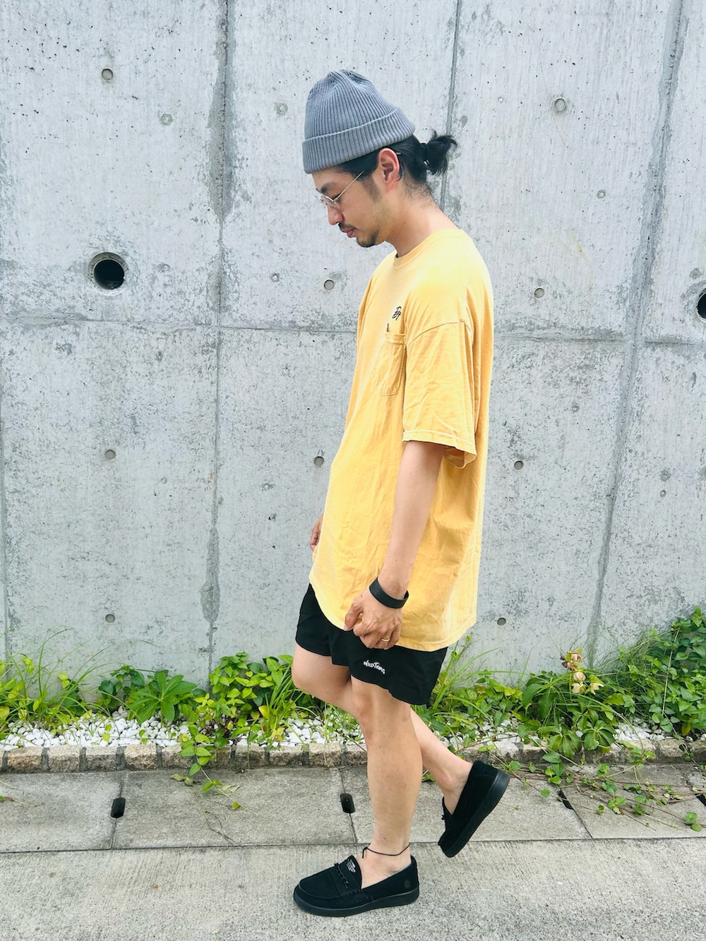 ブラック系のローファー、ブラック系のパンツ、グレー系のニットキャップ/ビーニーを着用したメンズの夏コーディネートの2枚目の写真