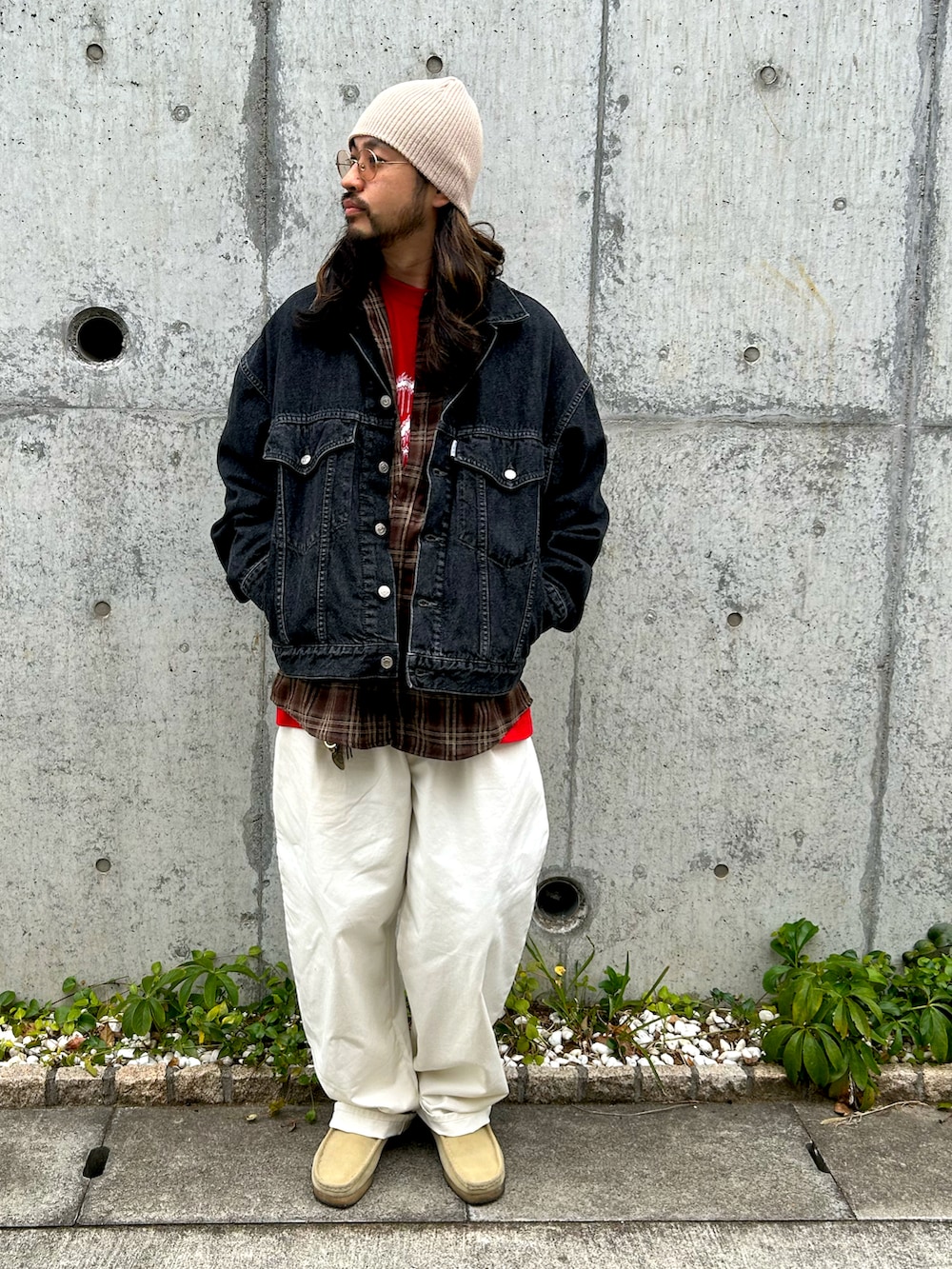 ブラウン系のシャツ/ブラウス、ベージュ系のモカシン/デッキシューズ、ブラック系のデニムジャケットを着用したメンズの冬コーディネートの2枚目の写真