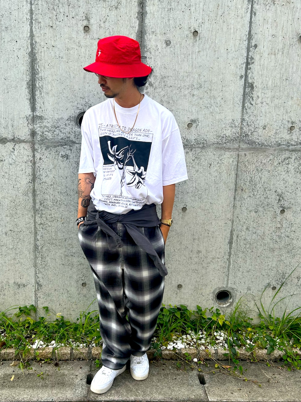 グレー系のシャツ/ブラウス、ブラック系のその他パンツ、ホワイト系のスニーカーを着用したメンズの秋コーディネートの4枚目の写真