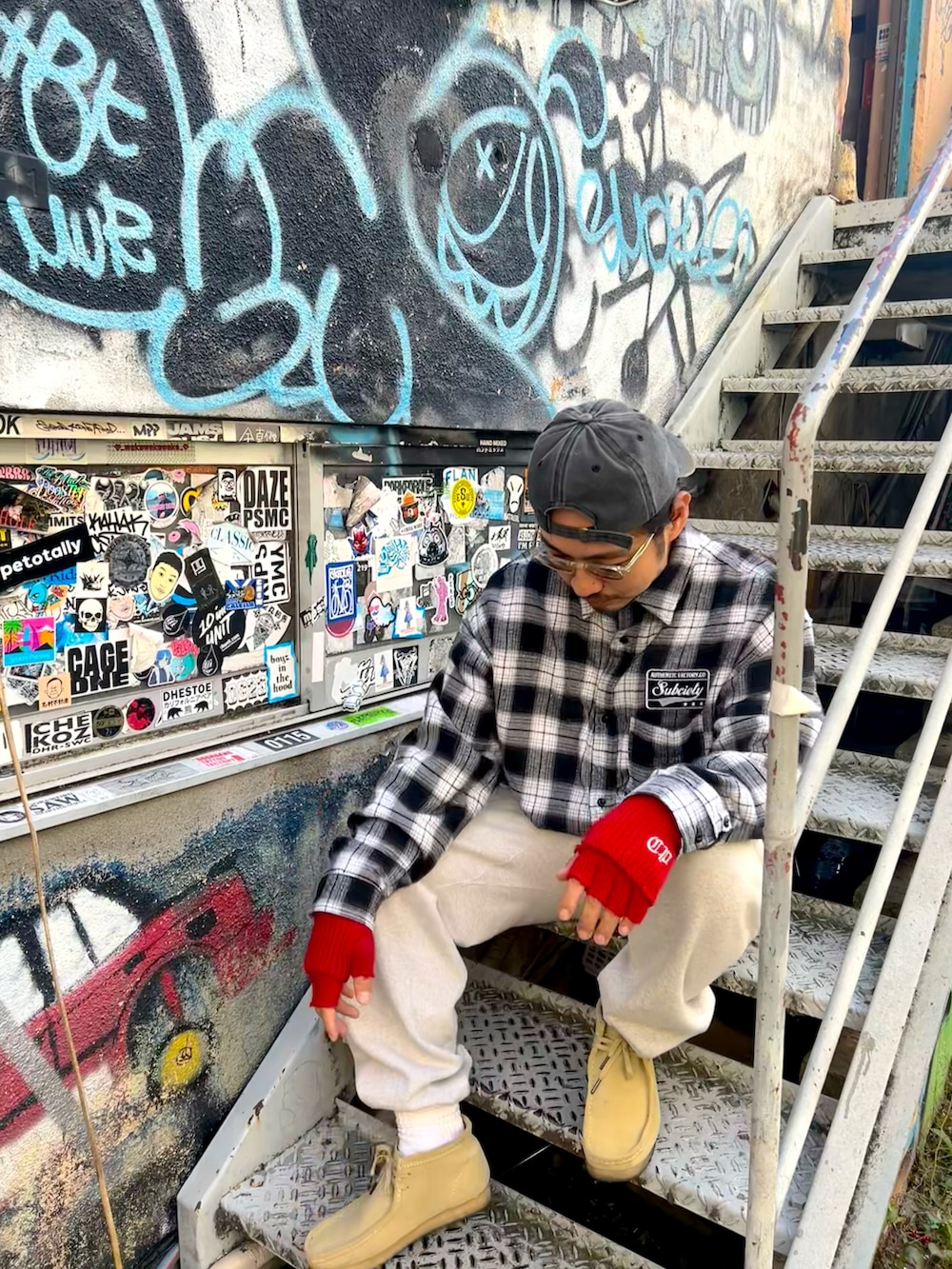 「今日のコーデ、着回しコーデ、ラフ、散歩、チェック、アームウォーマー、スウェット、キャップ、ラクチンコーデ、ワラビー」｜「Subcietyのアイテム（シャツ/ブラウス、ブラック系）」を使った、Rainyさん（メンズ・174cm）の冬コーディネートの2枚目の写真