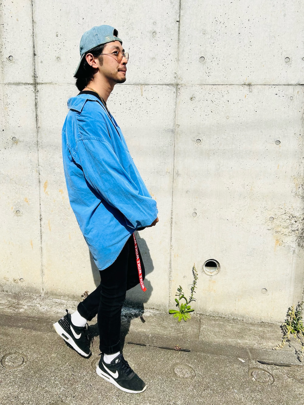 ブラック系のTシャツ/カットソー、ブルー系のトップス、ブラック系のスニーカーを着用したメンズの春コーディネートの2枚目の写真