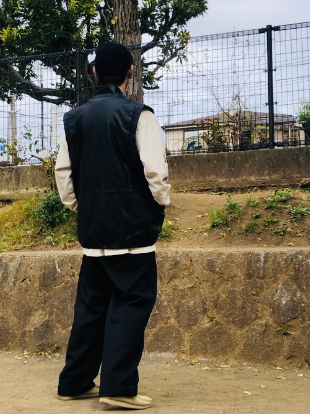 ベージュ系のトップス、ブラック系のジャケット/アウター、ベージュ系のブーツを着用したメンズの秋コーディネートの4枚目の写真