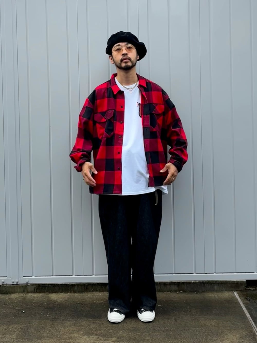 レッド系のシャツ/ブラウス、ホワイト系のTシャツ/カットソー、ブラック系のデニムパンツを着用したメンズの秋コーディネートの2枚目の写真