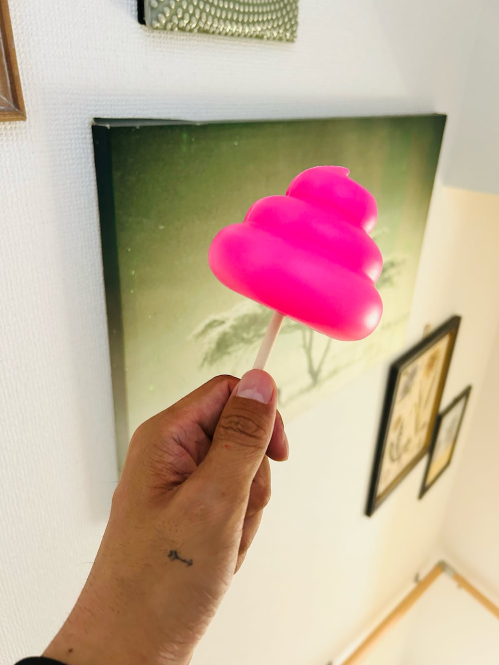 ホワイト系のTシャツ/カットソー、ブラック系のその他パンツ、ホワイト系のソックス/靴下を着用したメンズの夏コーディネートの5枚目の写真