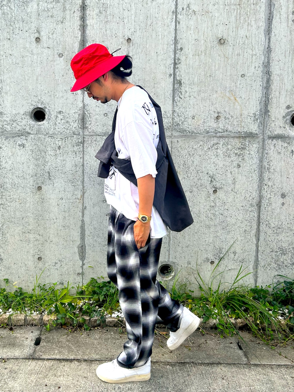 グレー系のシャツ/ブラウス、ブラック系のその他パンツ、ホワイト系のスニーカーを着用したメンズの秋コーディネートの3枚目の写真