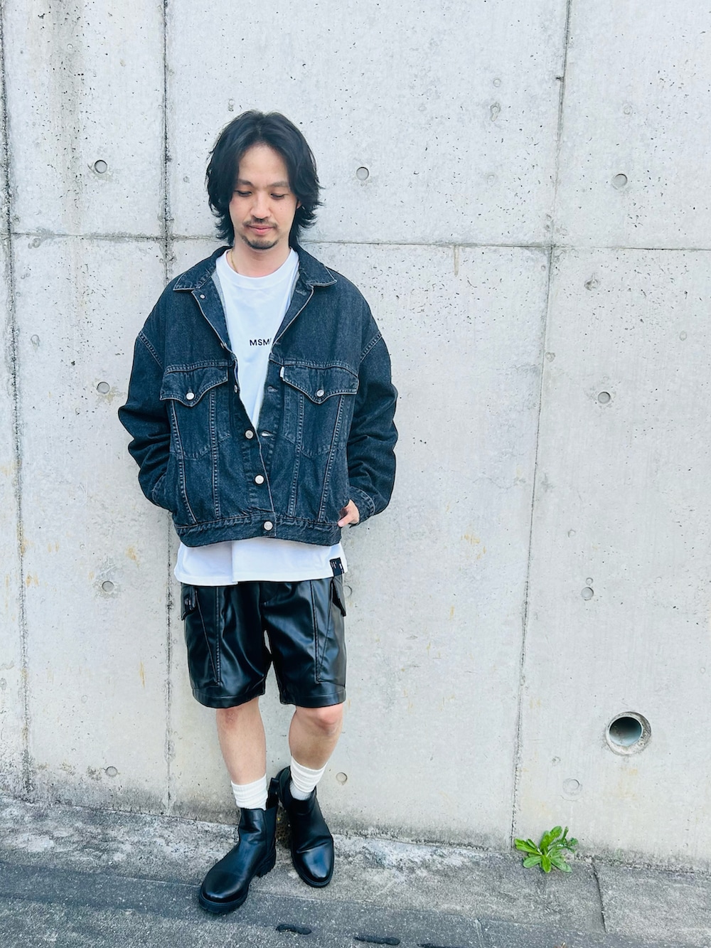 ブラック系のその他パンツ、ブラック系のデニムジャケット、ホワイト系のソックス/靴下を着用したメンズの春コーディネートの2枚目の写真