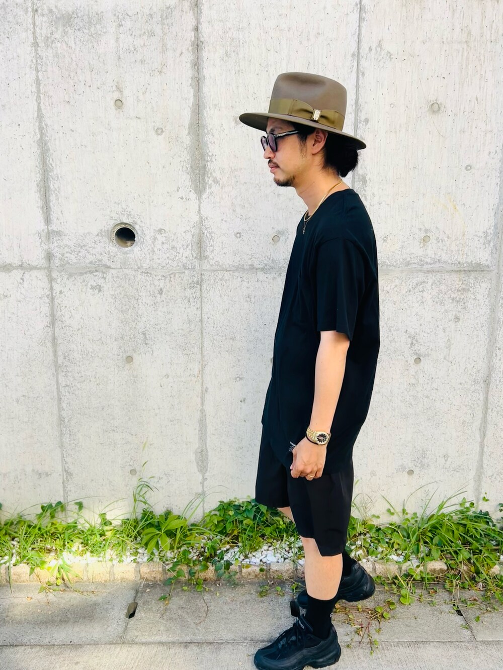 その他のTシャツ/カットソー、ブラック系のスニーカー、ブラック系のソックス/靴下を着用したメンズの秋コーディネートの3枚目の写真