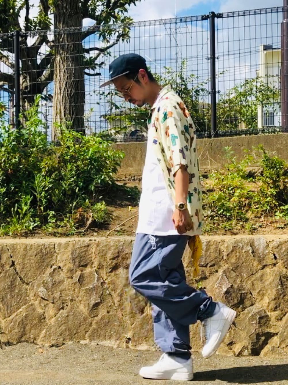 ブルー系のその他パンツ、ホワイト系のスニーカー、ホワイト系のシャツ/ブラウスを着用したメンズの夏コーディネートの2枚目の写真