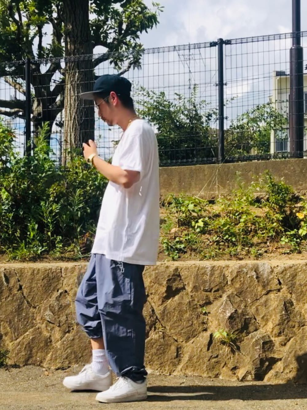 ホワイト系のTシャツ/カットソー、ブルー系のその他パンツ、ゴールド系のネックレスを着用したメンズの夏コーディネートの2枚目の写真