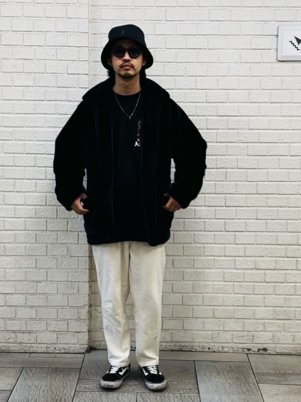 ホワイト系のその他パンツ、ブラック系のパーカー、ブラック系のブルゾンを着用したメンズの秋コーディネートの2枚目の写真