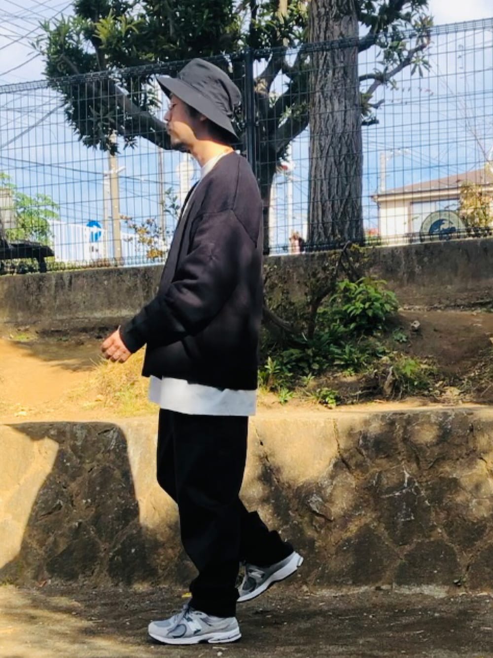 グレー系のTシャツ/カットソー、ブラック系のカーディガン/ボレロ、ブラック系のその他パンツを着用したメンズの秋コーディネートの2枚目の写真