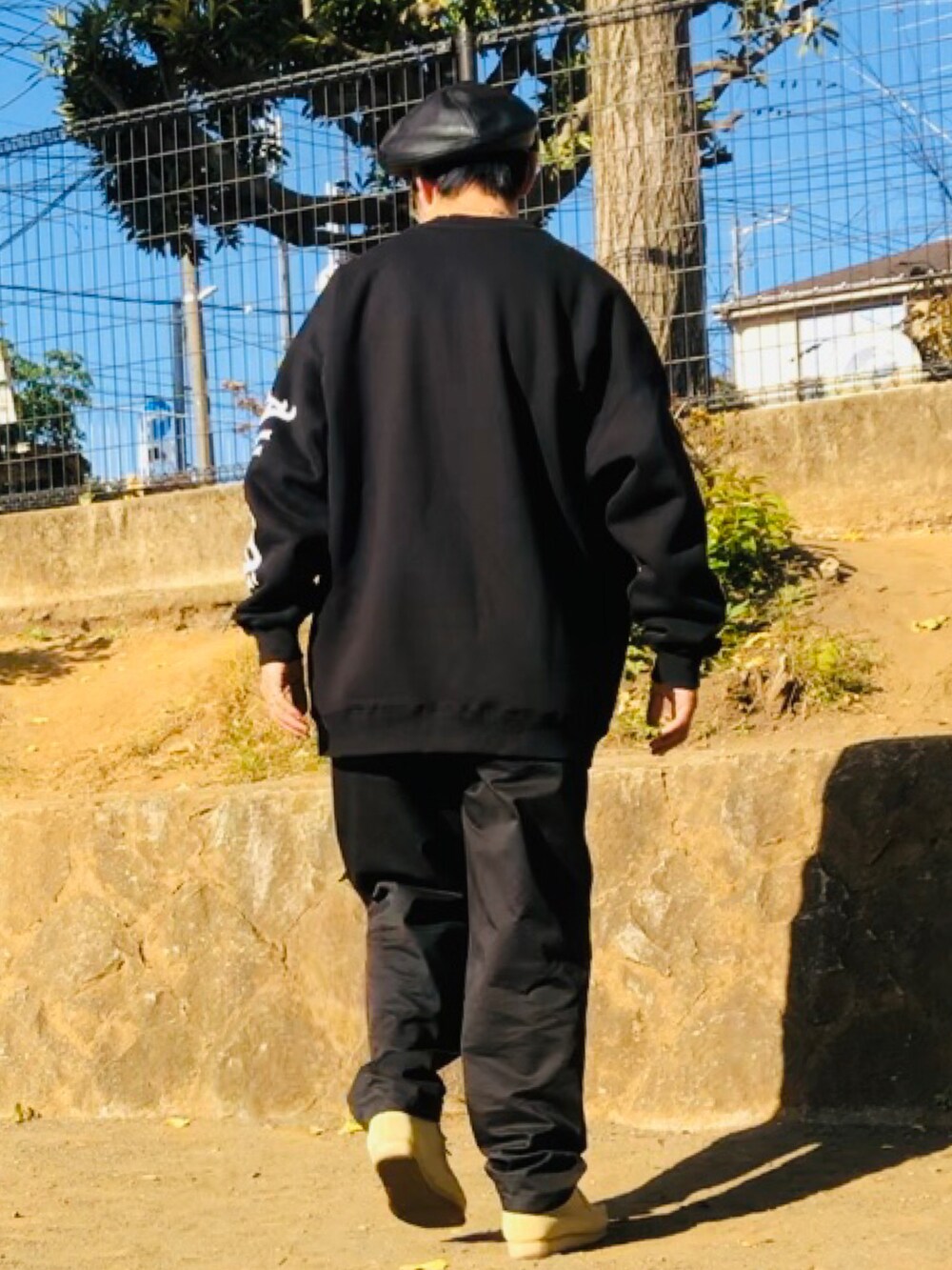 ベージュ系のブーツ、ブラック系のその他パンツ、ブラック系のスウェットを着用したメンズの冬コーディネートの2枚目の写真