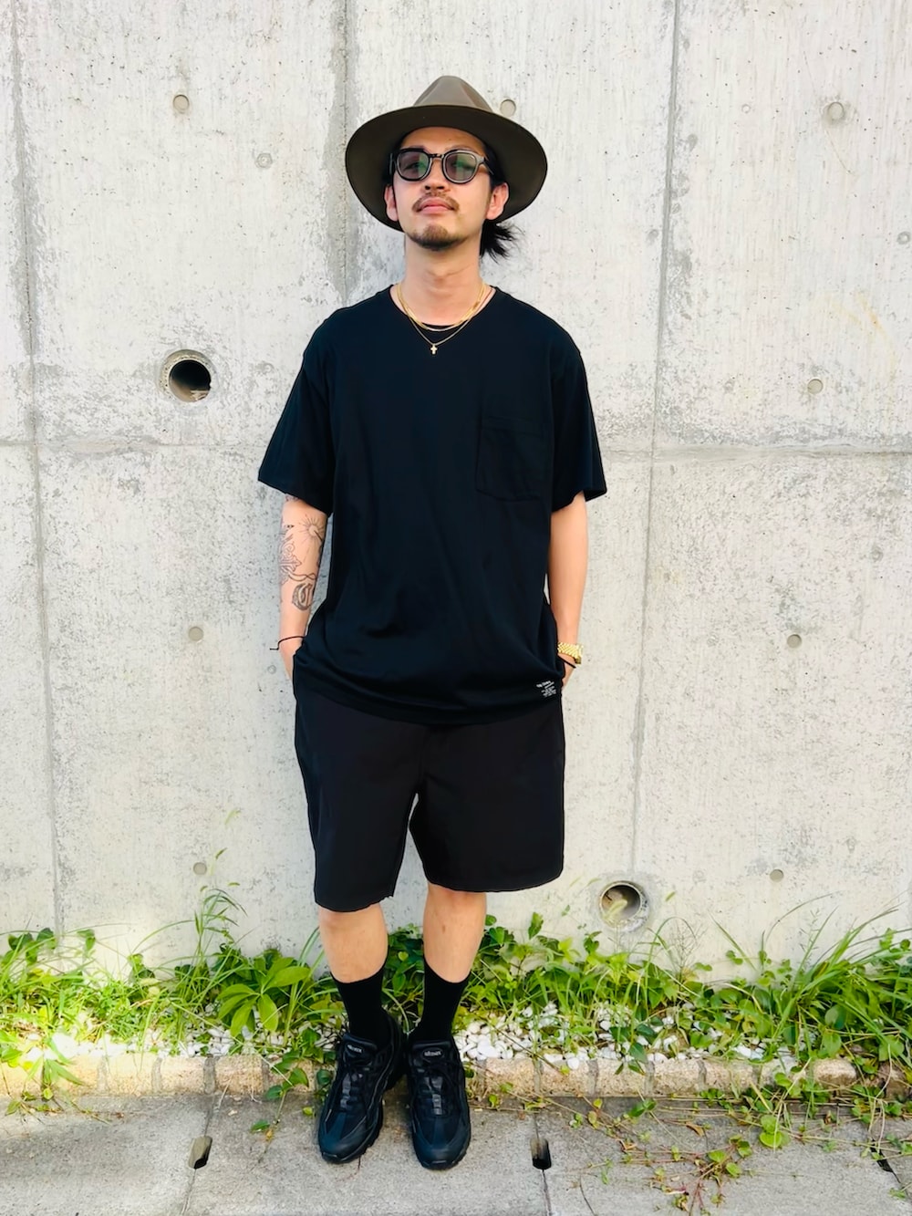 その他のTシャツ/カットソー、ブラック系のスニーカー、ブラック系のソックス/靴下を着用したメンズの秋コーディネートの2枚目の写真