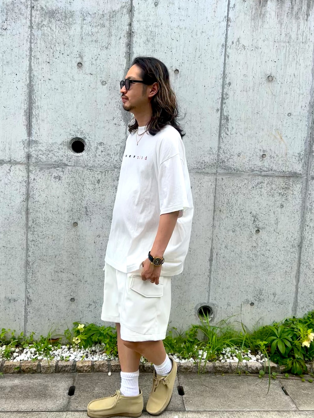 ベージュ系のブーツ、ホワイト系のその他パンツ、ホワイト系のTシャツ/カットソーを着用したメンズの夏コーディネートの2枚目の写真