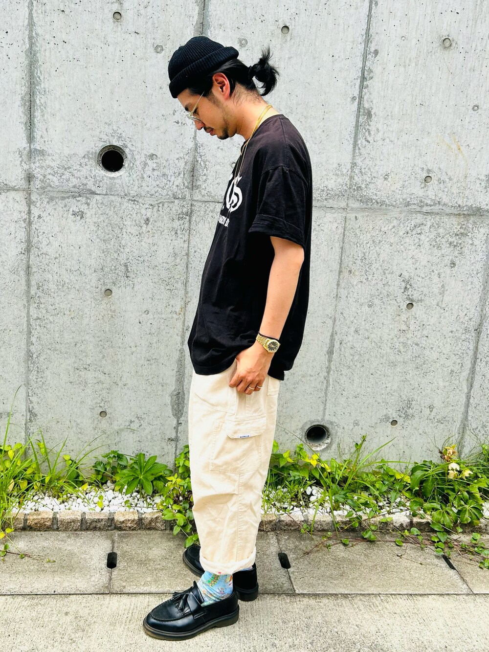 ブラック系のローファー、ホワイト系のカーゴパンツ、ブラック系のTシャツ/カットソーを着用したメンズの夏コーディネートの2枚目の写真