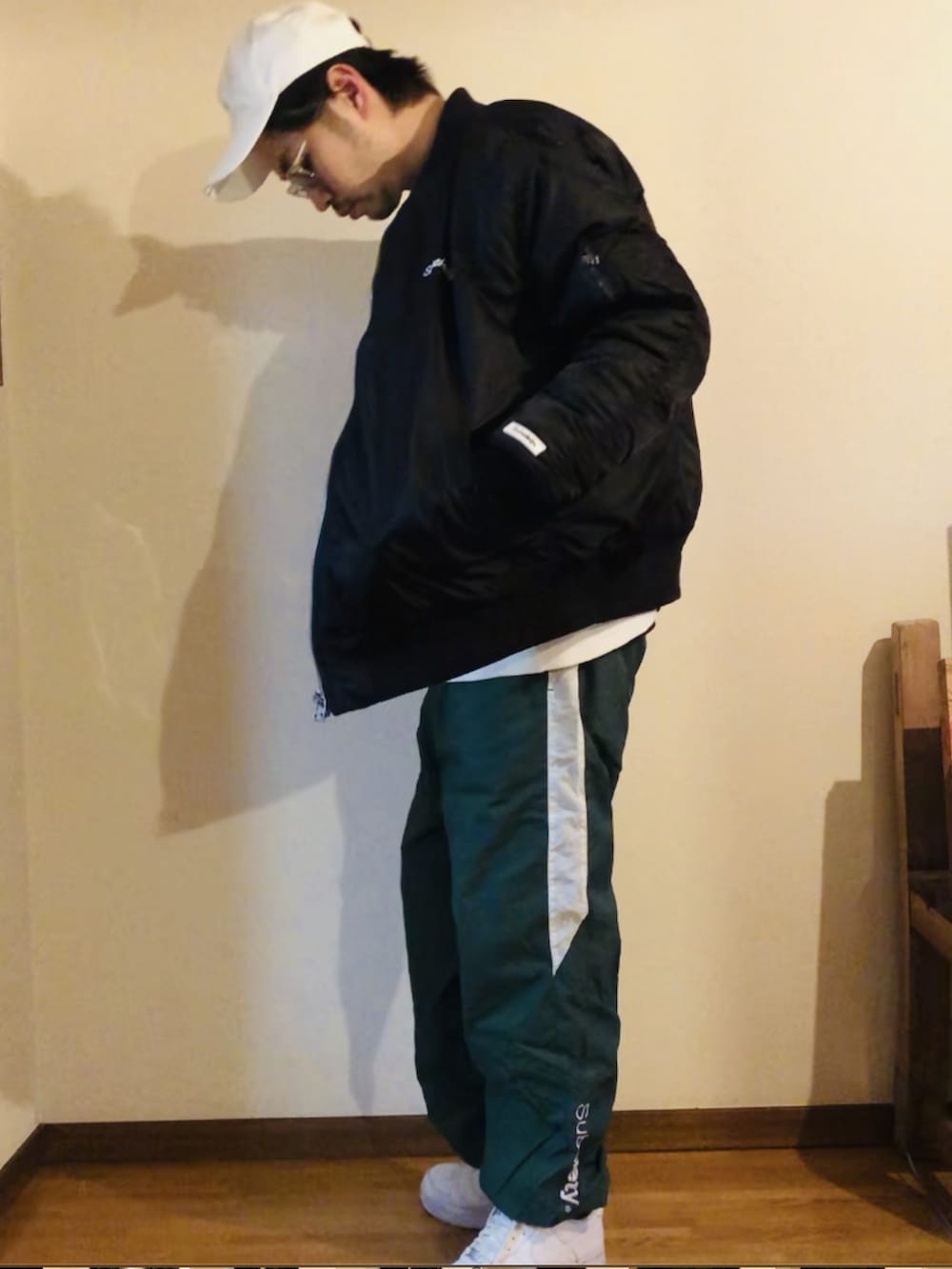 ホワイト系のスウェット、グリーン系のその他パンツ、ホワイト系のスニーカーを着用したメンズの冬コーディネートの3枚目の写真