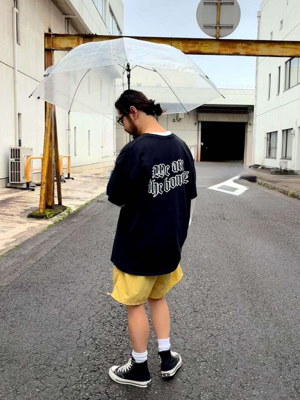 ホワイト系のTシャツ/カットソー、ブラック系のTシャツ/カットソー、イエロー系のパンツを着用したメンズの夏コーディネートの3枚目の写真