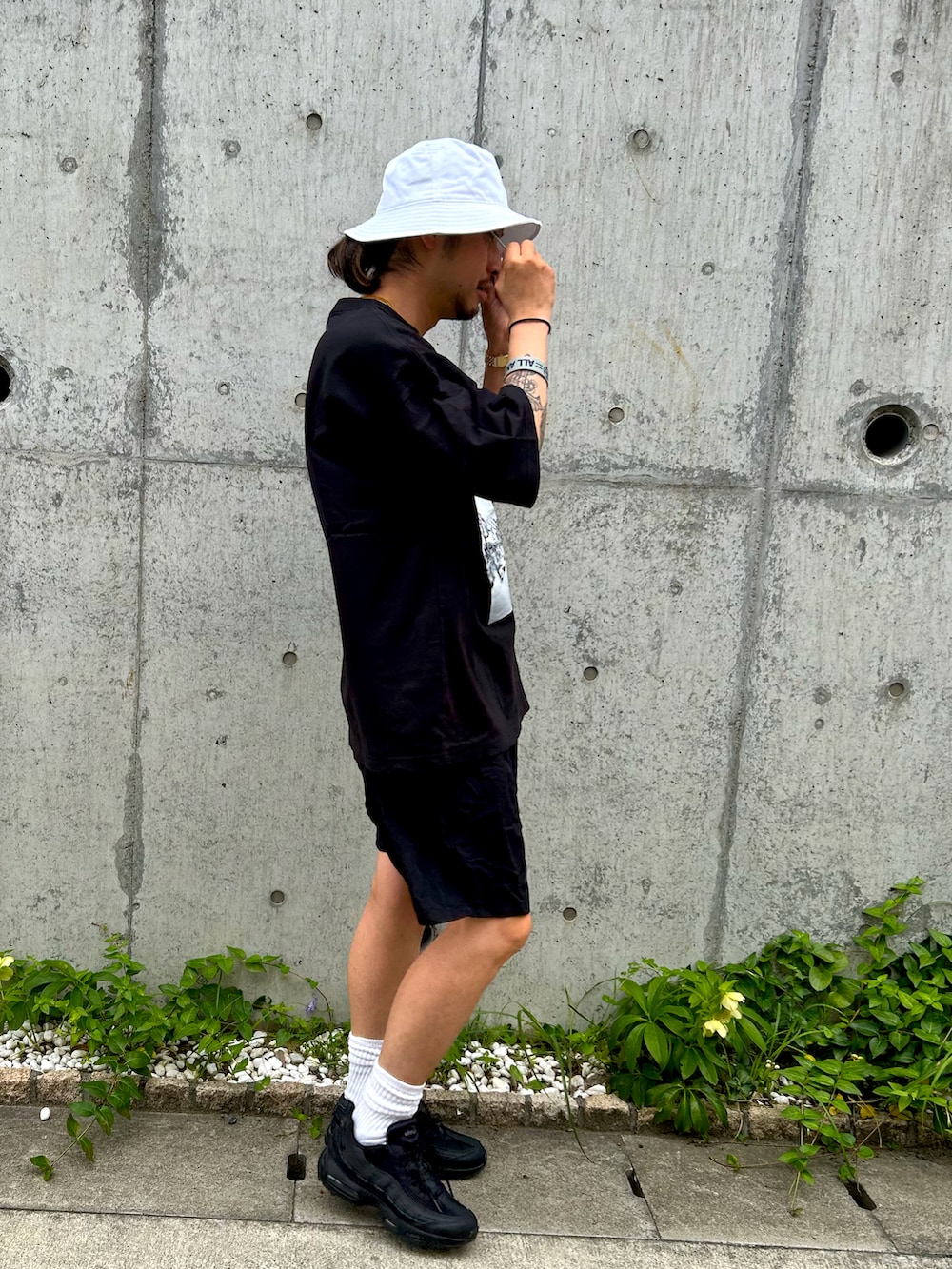 ブラック系のTシャツ/カットソー、ブラック系のその他パンツ、ブラック系のスニーカーを着用したメンズの春コーディネートの3枚目の写真