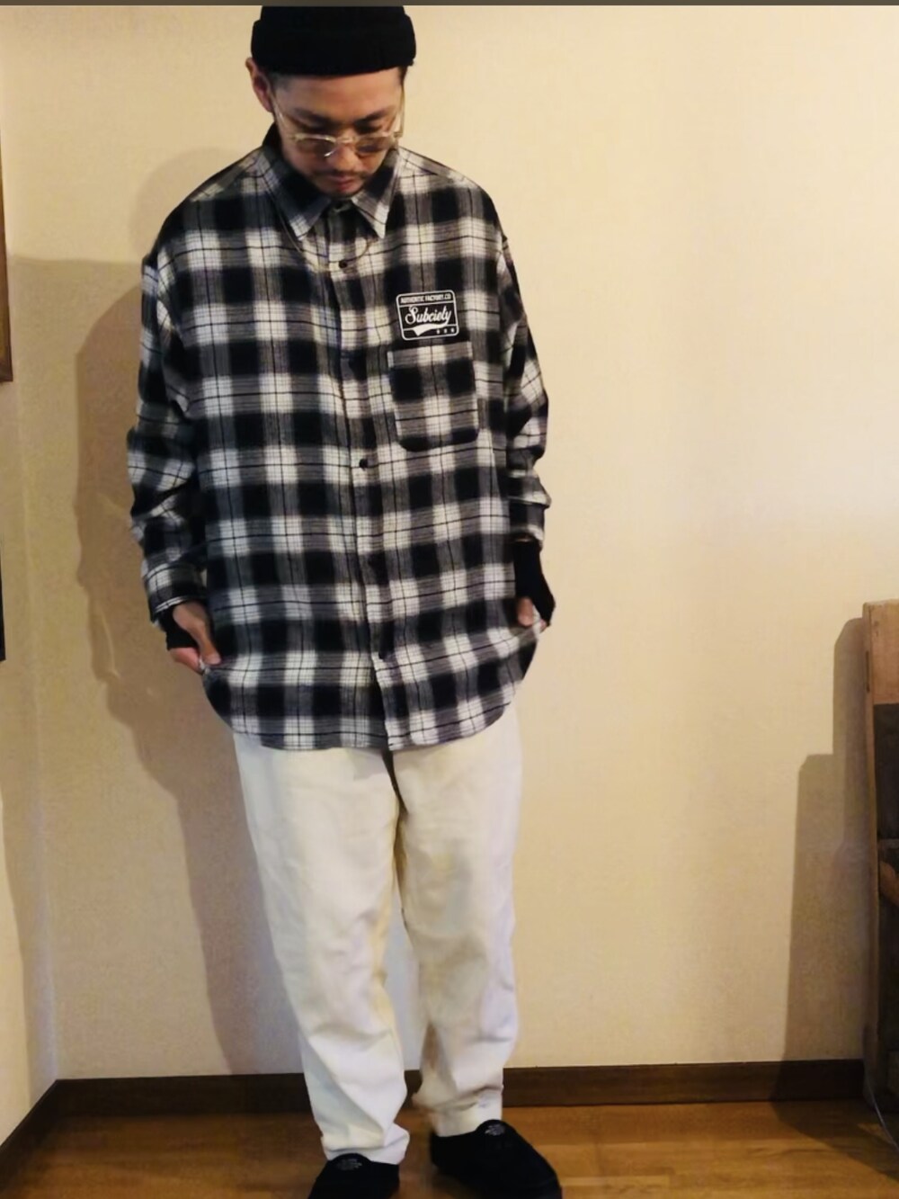 ブラック系のミリタリージャケット、ブラック系のローファー、ホワイト系のシャツ/ブラウスを着用したメンズの冬コーディネートの5枚目の写真