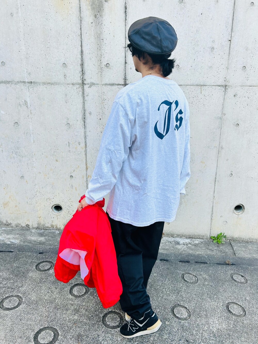 グレー系のTシャツ/カットソー、ブラック系のスニーカー、ブラック系のその他パンツを着用したメンズの春コーディネートの2枚目の写真