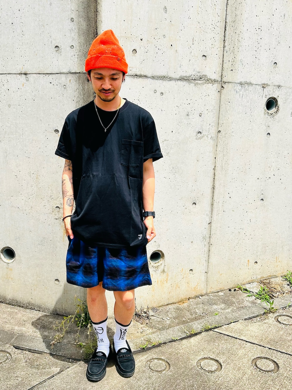 ブラック系のTシャツ/カットソー、ブルー系のパンツ、ホワイト系のソックス/靴下を着用したメンズの夏コーディネートの2枚目の写真