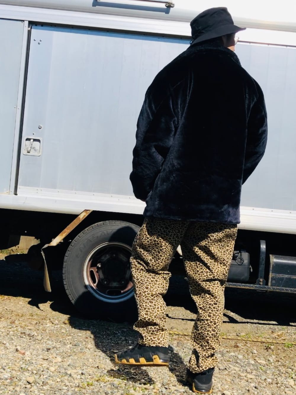 ブラック系のブルゾン、グリーン系のTシャツ/カットソー、その他のその他パンツを着用したメンズの春コーディネートの3枚目の写真