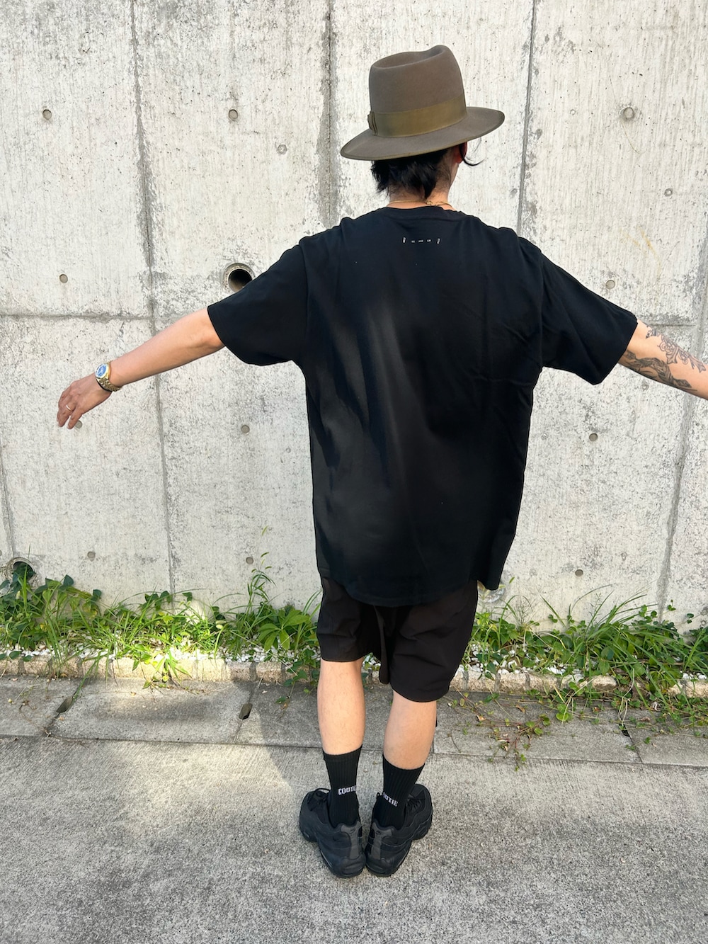 その他のTシャツ/カットソー、ブラック系のスニーカー、ブラック系のソックス/靴下を着用したメンズの秋コーディネートの4枚目の写真