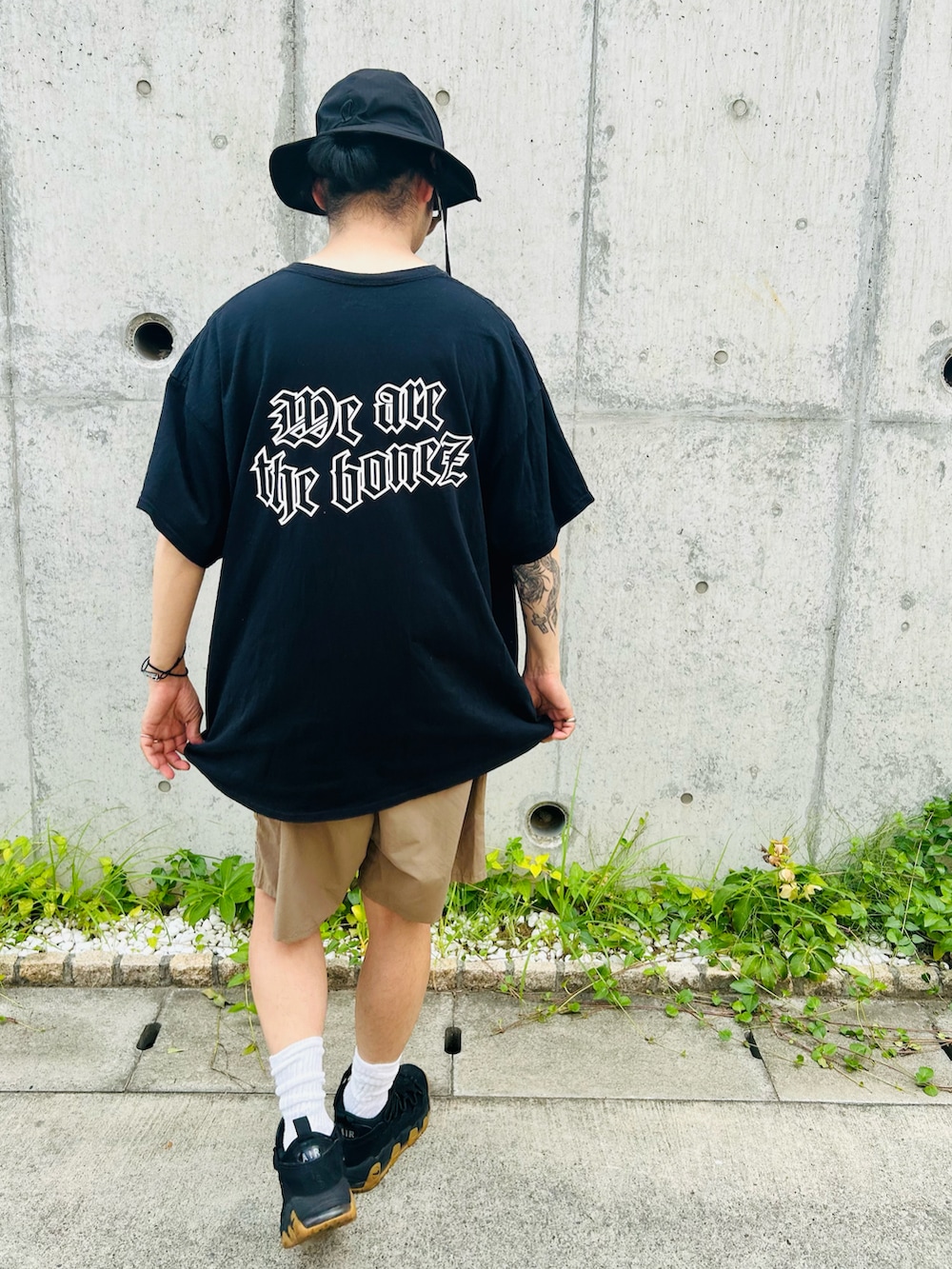 「サファリハット、夏コーデ、梅雨のハーフパンツ祭り、フェススタイル、さらっと晴れやかスナップ、ブラック、Tシャツ、NIKE、お出かけコーデ、ラクチンコーデ」｜「FREAK'S STOREの【限定展開】 コットンナイロン ショーツ/レオパード/ペイズリー/フローラル（その他パンツ、ベージュ系）」を使った、Rainyさん（メンズ・174cm）の夏コーディネートの4枚目の写真