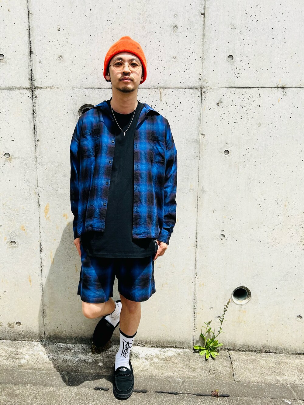 ブラック系のシャツ/ブラウス、ブラック系のその他パンツ、ブラック系のローファーを着用したメンズの春コーディネートの2枚目の写真