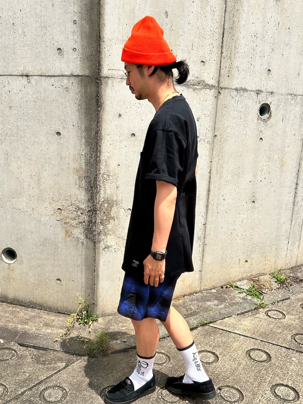 ブラック系のTシャツ/カットソー、ブルー系のパンツ、ホワイト系のソックス/靴下を着用したメンズの夏コーディネートの3枚目の写真